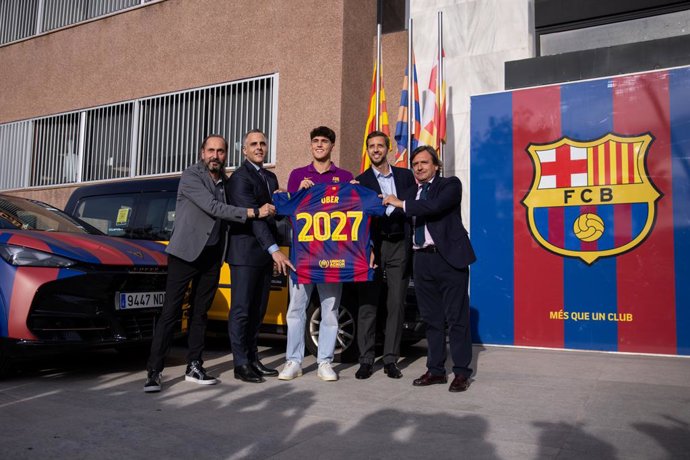 Escenificación del acuerdo entre FC Barcelona y Uber con la presencia del jugador Pau Cubarsí y uno de los Cupra Tavascan blaugranas
