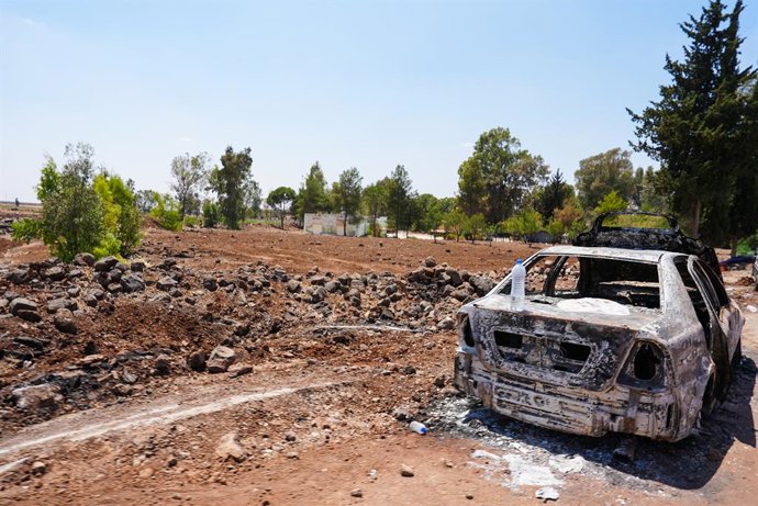 Archivo - Arquivo - 20 de julho de 2025, Sweida, Síria: Carros e casas destruídos e incendiados como resultado de confrontos ferozes dentro da cidade de Sweida entre tribos beduínas e facções drusas, que deixaram dezenas de civis e soldados mortos e desen