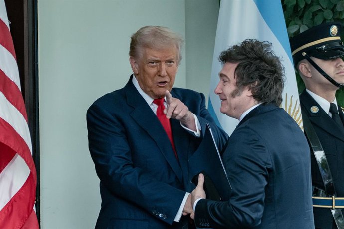 14 October 2025, US, Washington: US President Donald Trump welcomes the President of Argentina Javier Milei To the White House. Photo: Andrew Leyden/ZUMA Press Wire/dpa