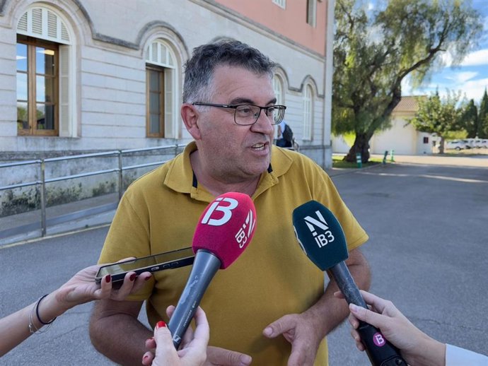 El conseller de Agricultura, Pesca y Medio Natural, Joan Simonet, atiende a los medios de comunicación.