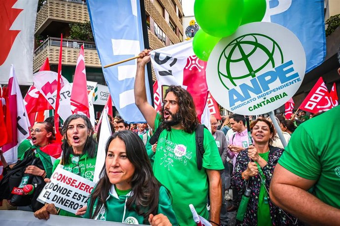 Archivo - Decenas de personas durante una manifestación frente a la Consejería de Educación el 8 de septiembre