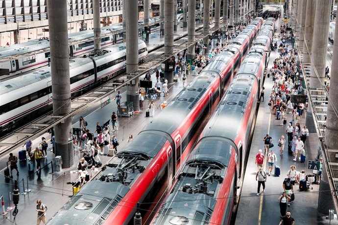 Archivo - Varias personas en los uno de los andenes de la estación Puerta de Atocha-Almudena Grandes, durante la primera operación salida del verano 2025, a 27 de junio de 2025, en Madrid (España). 