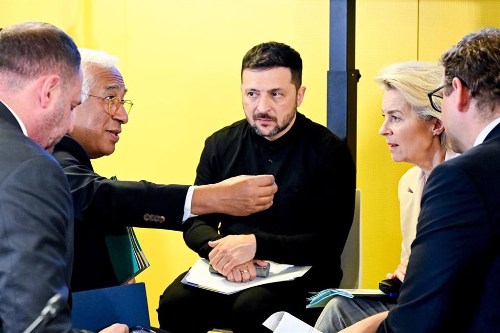Archivo - El presidente del Consejo, Antonio Costa, junto al presidente ucraniano, Volodimir Zelenski, y la presidenta de la Comisión Europea, Ursula von der Leyen, en una conferncia sobre la reconstrucción de Ucrania.