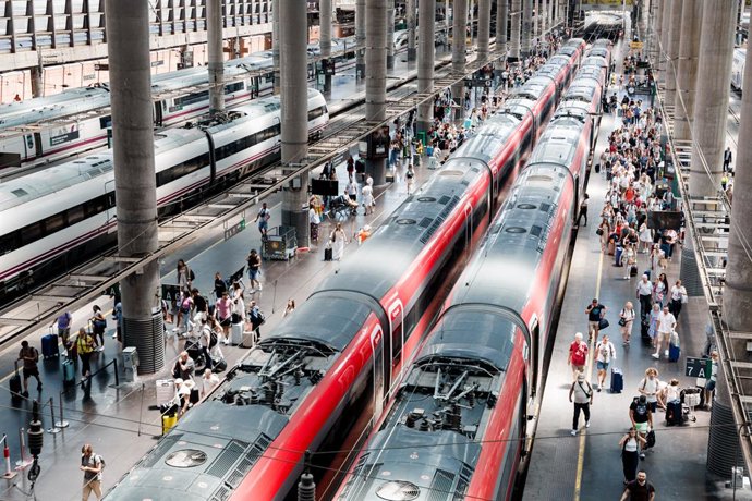 Archivo - Varias personas en los uno de los andenes de la estación Puerta de Atocha-Almudena Grandes, durante la primera operación salida del verano 2025, a 27 de junio de 2025, en Madrid (España). Renfe ofertará más de 22,5 millones de plazas para viajar