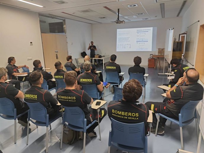 Formación a bomberos para reforzar la seguridad en intervenciones en edificios.