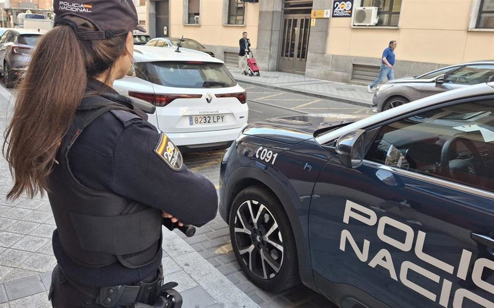 La policía detiene a una pareja en Valladolid por el hurto de una tarjeta bancaria y realizar compras con ella.