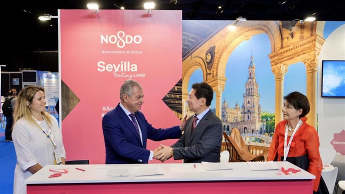 El alcalde de Sevilla, José Luis Sanz, y el alcalde de la ciudad especial de Yongin, en la República de Corea, Lee Sang-il, han firmado un Memorando de Entendimiento en Fibes.