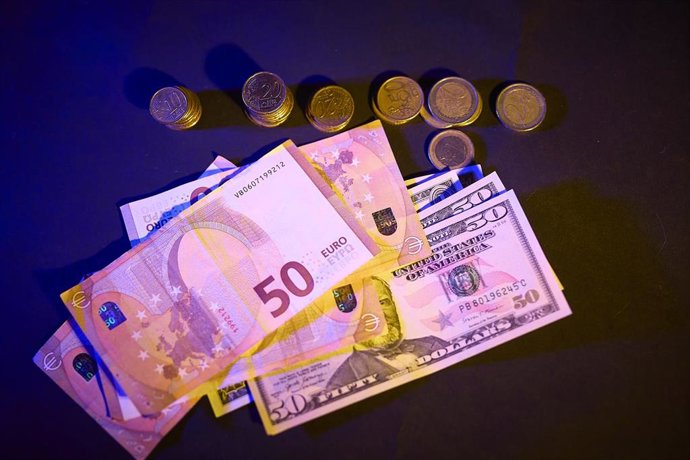 Archivo - Billetes y monedas