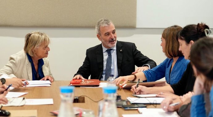 El alcalde de Barcelona, Jaume Collboni, durante la reunión con el Institut d'Estudis Catalans (IEC) para fomentar el uso del catalán entre los jóvenes.