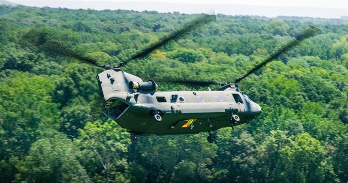 Archivo - Un helicópter CH-47F Block II Chinook de Boeing