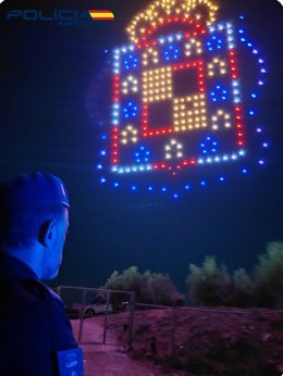 Un agente durante el espectáculo de drones que cerró la Feria de San Lucas.