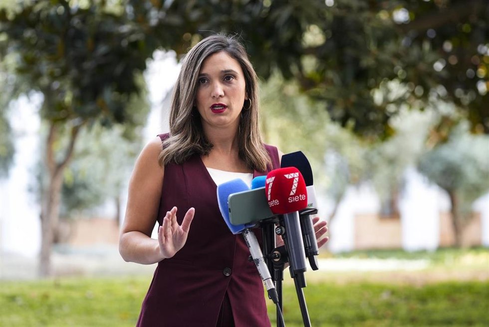 La portavoz del Grupo Parlamentario Socialista, María Márquez, atiende a los medios de comunicación en el Parlamento andaluz. A 16 de octubre de 2025, en Sevilla (Andalucía, España). (Foto de archivo).