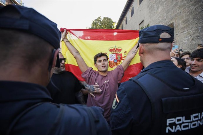 Vito Quiles en la Plaza de la Universidad
