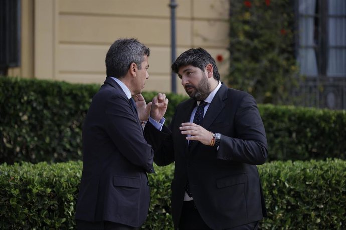 Archivo - El presidente de la Generalitat Valenciana, Carlos Mazón y el presidente de la Región de Murcia, Fernando López Miras, durante la XXVIII Conferencia de Presidentes, en Palau de Pedralbes de Barcelona, a 6 de junio de 2025, en Barcelona.