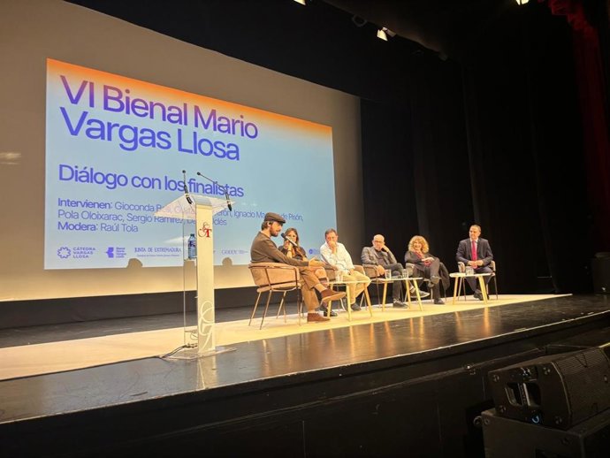 Tertulia con los finalistas de la VI Bienal Mario Vargas Llosa que se ha inaugura este miércoles en el Gran Teatro de Cáceres