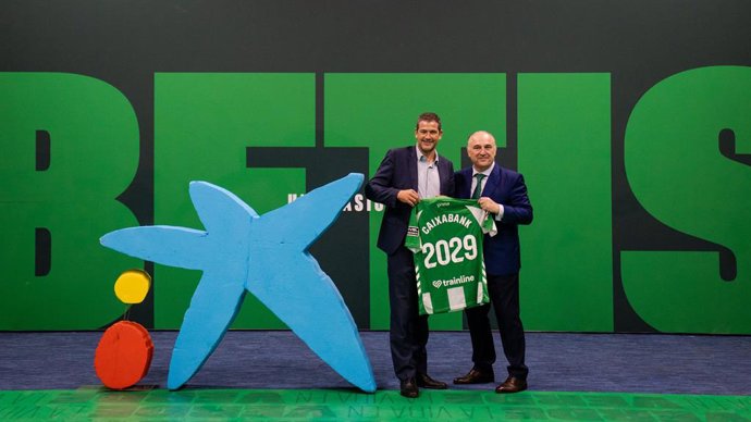 El director territorial de CaixaBank, Juan Ignacio Zafra y el CEO del Real Betis, Ramón Alarcón, firman la renovación del acuerdo de patrocinio