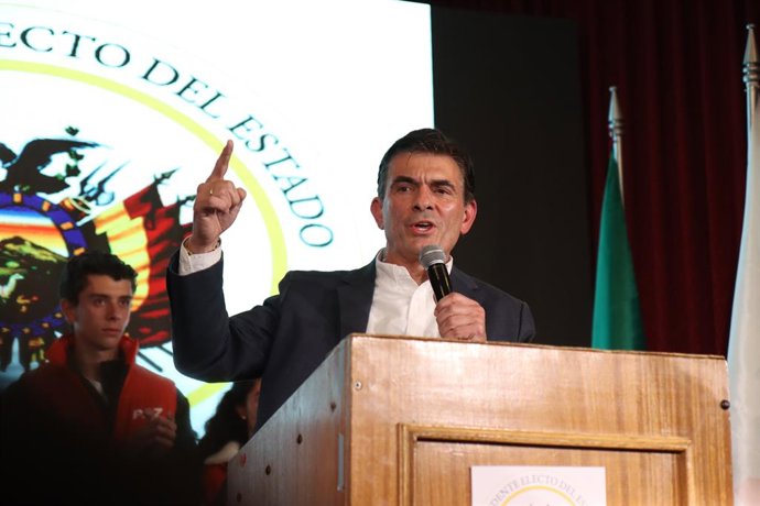 19 de outubro de 2025, La Paz, La Paz, Bolívia: O senador de centro-direita e candidato à presidência pelo Partido Democrata Cristão (PDC), Rodrigo Paz, comemora sua vitória preliminar no segundo turno das eleições presidenciais da Bolívia.