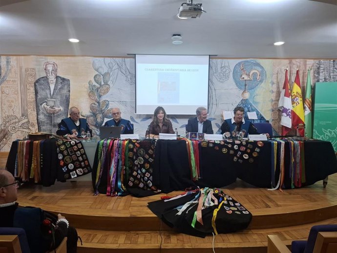 La rectora de la Universidad de León, Nuria González (centro), en la presentación del primer disco de la Cuarentuna Universitaria de León.