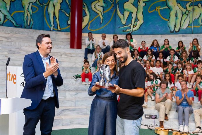 La presidenta de Cantabria, María José Sáenz de Buruaga, entrega a Andrés Martín el premio Chisco