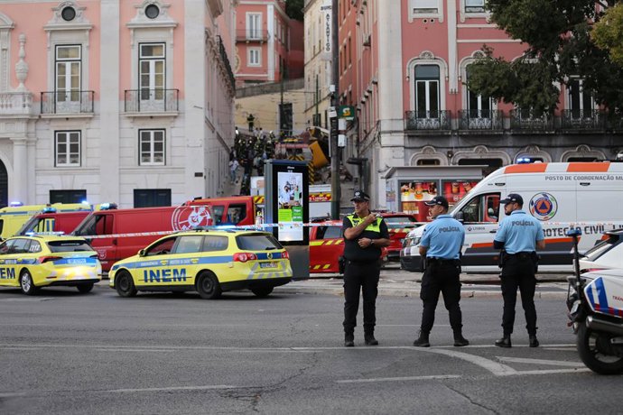 Archivo - LISBON, Sept. 3, 2025  -- Public Security Police work on the site of the funicular accident in Lisbon, Portugal, on Sept. 3, 2025. The Gloria Funicular, one of Lisbon's best-known tourist attractions, derailed and overturned on Wednesday evening
