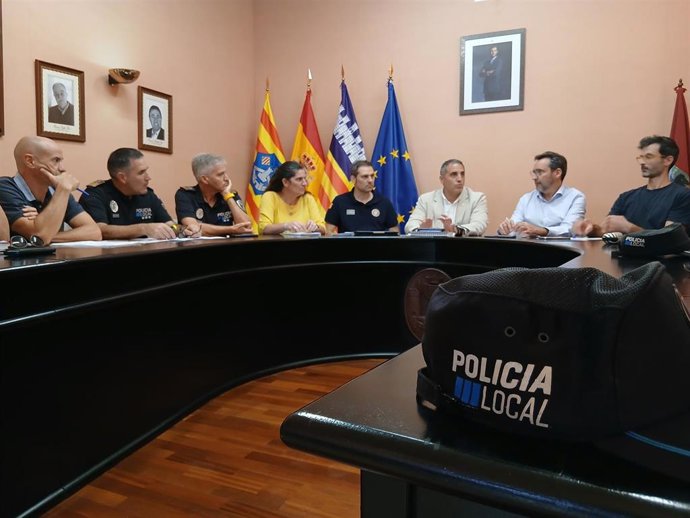 El director general de Emergencias e Interior, Pablo Gárriz, presenta el programa 'Festes Segures' en Menorca.