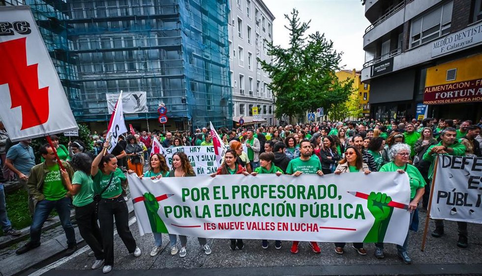 Archivo - Manifestación por la adecuación salarial