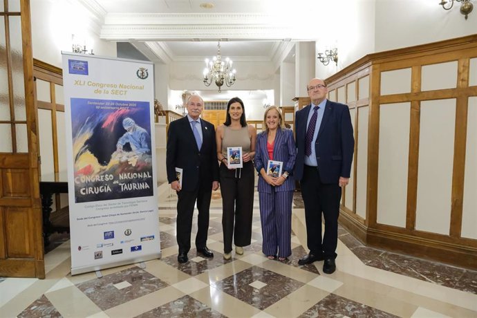 La consejera de Presidencia, Justicia, Seguridad y Simplificación Administrativa, Isabel Urrutia, inaugura el 41º Congreso Nacional de la Sociedad Española de Cirugía Taurina