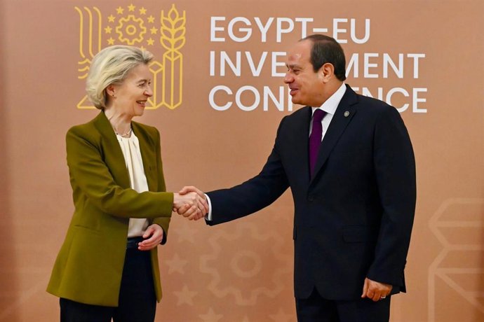 Archivo - La presidenta de la Comisión Europea, Ursula von der Leyen, y el presidente egipcio, Abdelfatá al Sisi, en una cita en El Cairo.