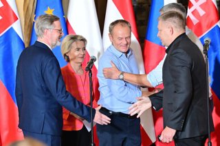 Archivo - 19 September 2024, Poland, Wroclaw: Austrian Chancellor Karl Nehammer, Slovak Prime Minister Robert Fico, Polish Prime Minister Donald Tusk, President of the European Commission Ursula von der Leyen and Czech Prime Minister Petr Fiala talk durin