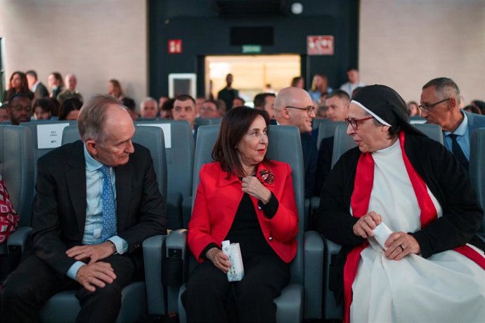 (I-D) El almirante Juan Francisco Martínez Núñez; la ministra de Defensa, Margarita Robles; y Sor Lucia Caram; durante la presentación del documental “Ucrania, resistencia y esperanza”, en el Espacio Movistar, a 22 de octubre de 2025, en Madrid (España). 