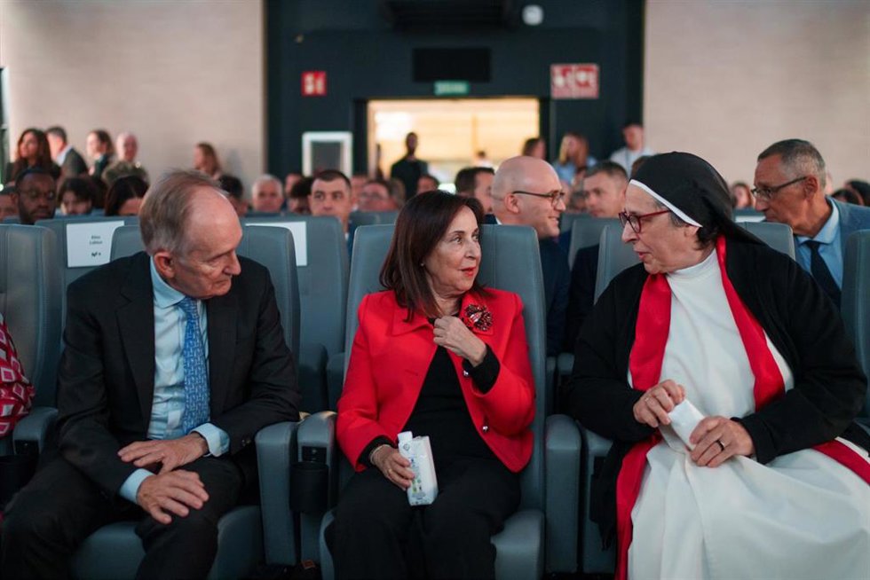 (I-D) El almirante Juan Francisco Martínez Núñez; la ministra de Defensa, Margarita Robles; y Sor Lucia Caram; durante la presentación del documental Ucrania, resistencia y esperanza, en el Espacio Movistar, a 22 de octubre de 2025, en Madrid (España)