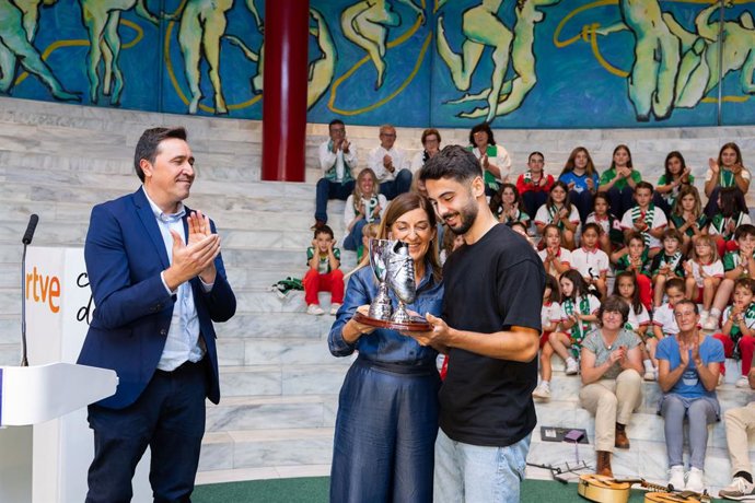 La presidenta de Cantabria, María José Sáenz de Buruaga, entrega a Andrés Martín el premio Chisco