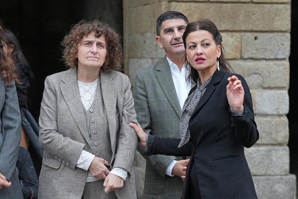 La ministra de Juventud e Infancia, Sira Rego (d), se reúne con la alcaldesa de Santiago de Compostela, Goretti Sanmartín (i), en el Ayuntamiento de Santiago, a 22 de octubre de 2025, en Santiago de Compostela, La Coruña, Galicia (España).