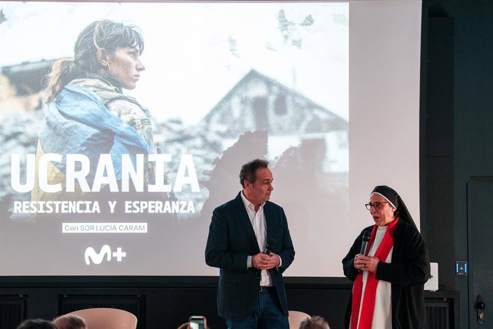 El gerente de Contenidos y Producción Propia de Movistar Plus+, Jorge Ortiz, y Sor Lucia Caram, durante la presentación del documental Ucrania, resistencia y esperanza, en el Espacio Movistar, a 22 de octubre de 2025, en Madrid (España). El documental