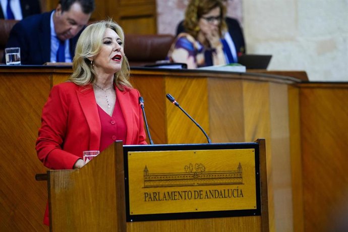 La consejera de Economía, Hacienda, Fondos Europeos y Diálogo Social de la Junta de Andalucía, Carolina España, interviene en el Pleno del Parlamento andaluz. A 22 de octubre de 2025, en Sevilla (Andalucía, España). El Pleno del Parlamento andaluz ha cele