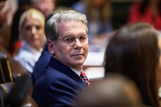 Archivo - August 26, 2025, Washington, District Of Columbia, USA: United States Secretary of the Treasury Scott Bessent participates in a Cabinet Meeting in the Cabinet Room of the White House in Washington, DC, US, on Tuesday, August 26, 2025