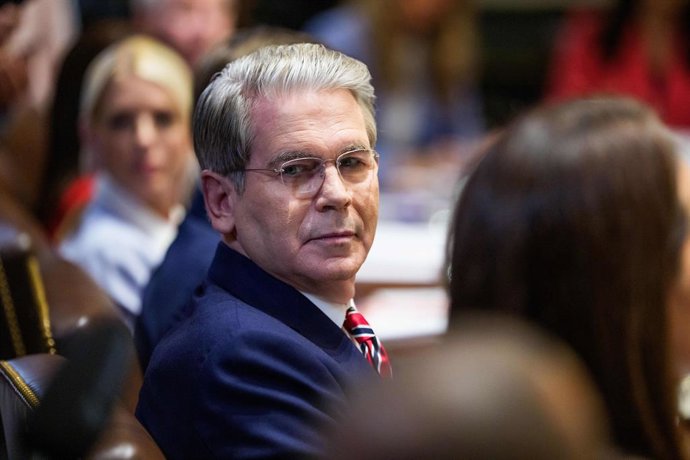 Archivo - August 26, 2025, Washington, District Of Columbia, USA: United States Secretary of the Treasury Scott Bessent participates in a Cabinet Meeting in the Cabinet Room of the White House in Washington, DC, US, on Tuesday, August 26, 2025