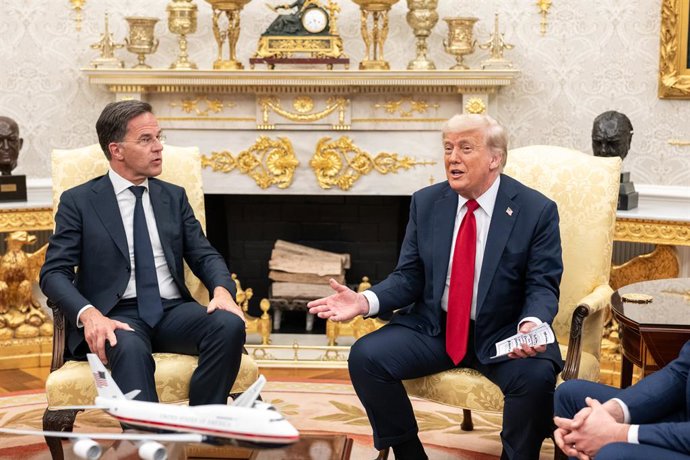 Archivo - Arquivo - 14 de julho de 2025, Washington, Distrito de Columbia, EUA: O presidente DONALD TRUMP se reúne com o secretário da OTAN, MARK RUTTE, no Salão Oval.