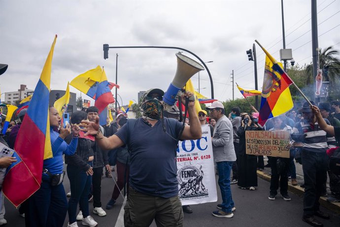 12 de outubro de 2025, Quito, Pichincha, Equador: Um manifestante fala por meio de um megafone durante a manifestação. Dia 20 da Greve Nacional de 2025 no Equador, em descontentamento com o governo de Daniel Noboa. A marcha foi convocada como uma manifest