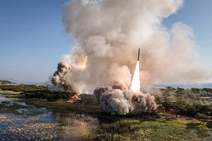 Archivo - HANDOUT - 08 May 2025, North Korea, ---: A photo provided by North Korea's state news agency KCNA on May 9, 2025, shows the army conducting a joint strike drill with long-range artillery and a new variant of tactical ballistic missiles on the ea