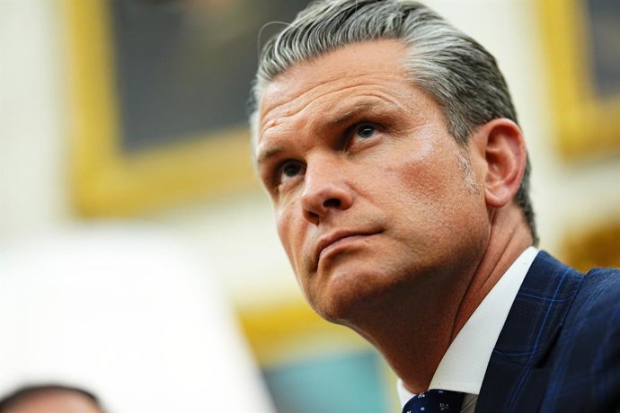 22 de outubro de 2025, Washington, Distrito de Columbia, EUA: O secretário de guerra dos Estados Unidos, Pete Hegseth, observa enquanto o presidente dos EUA, Donald J. Trump, se reúne com Mark Rutte, secretário-geral da Organização do Tratado do Atlântico
