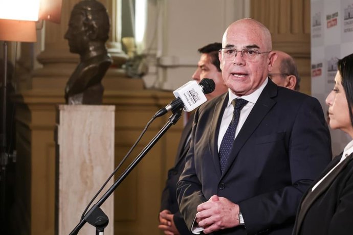 O primeiro-ministro peruano Ernesto Álvarez aparece diante da imprensa após o voto de confiança em seu gabinete.