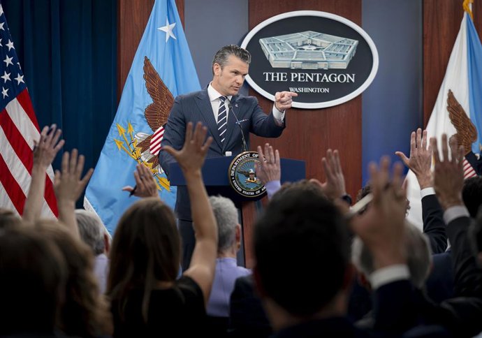 Archivo - El secretario de Defensa de Estados Unidos, Pete Hegseth, atiende a las preguntas de los medios de comunicación en el Pentágono