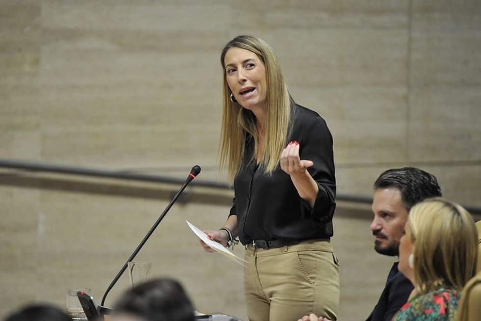 La presidenta de la Junta de Extremadura, María Guardiola, en un pleno de la Asamblea