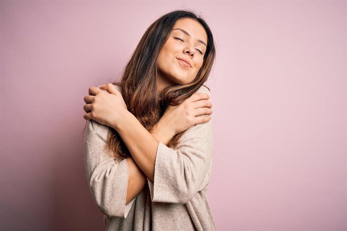 Archivo - Mujer abrazándose