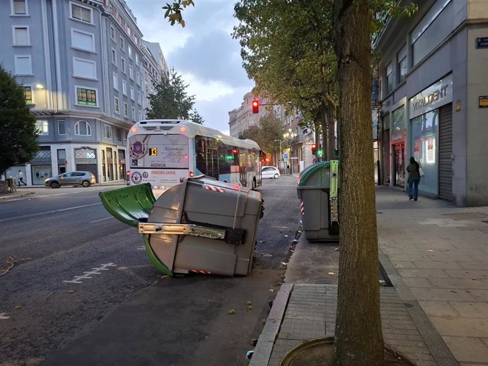 Contenedor volcado por el viento en el centro de Santander