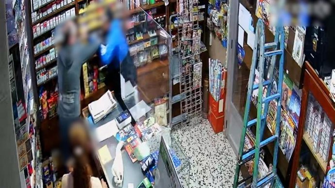 Uno de los atracadores forcejea con el dueño del estanco de Murillo de Rio Leza