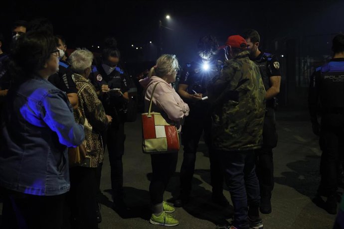 Vecinos desalojados por el incendio.
