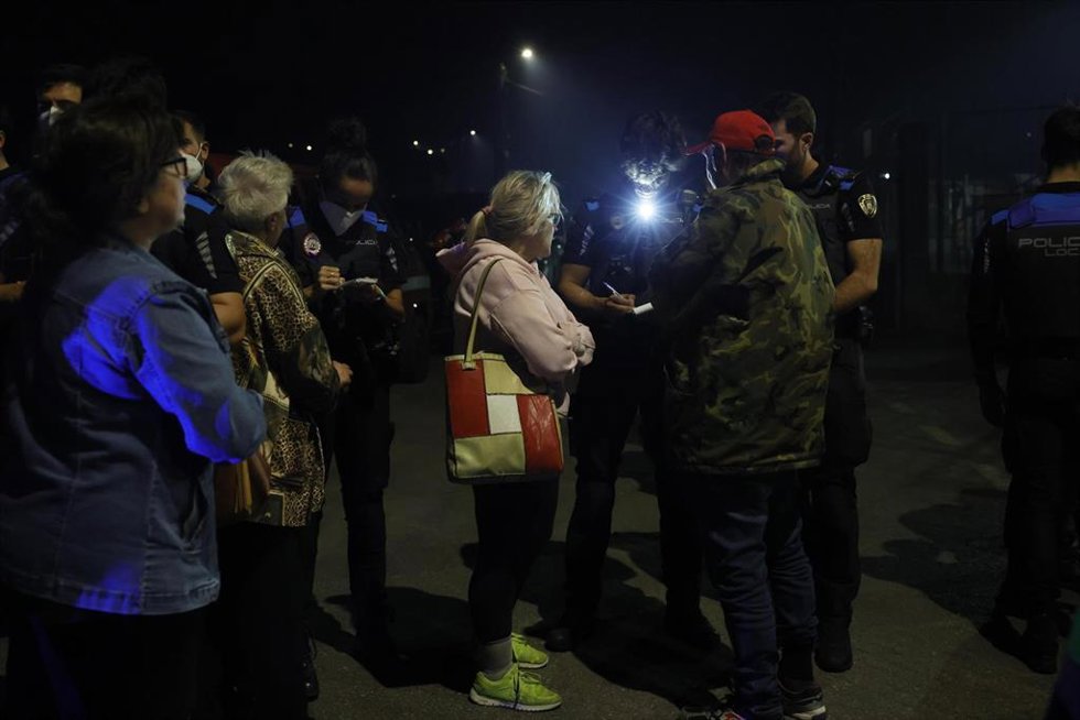 Vecinos desalojados por el incendio.