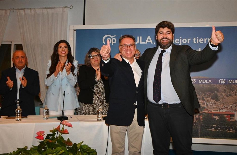 El presidente del PP de la Región de Murcia, Fernando López Miras, y el recién elegido presidente del partido en Mula, Francisco Pastor fue elegido